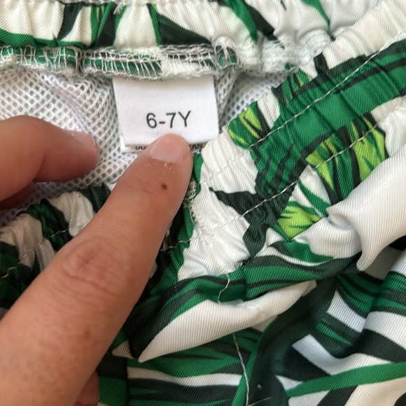 Two boys, Hawaiian swim trunks size 6/7 - Picture 6 of 8